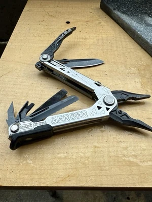 Navaja de Bolsillo Authorlsed Multi Herramientas Gerber 31003173 Unidad Central Hecha en EE. UU. Foto 1 de 4