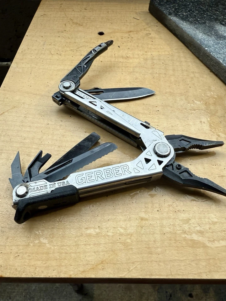 Navaja de Bolsillo Authorlsed Multi Herramientas Gerber 31003173 Unidad Central Hecha en EE. UU. Foto 1 de 4