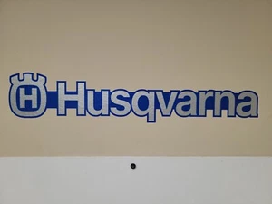 Logo decalcomania Husqvarna 14-3/4" X 3" 539104804 OEM - F17 - Foto 1 di 2
