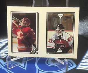 1987-88 Adesivi album O-Pee-Chee Ron Hextall & 2023 HOF Mike Vernon #182-41 RC - Foto 1 di 3