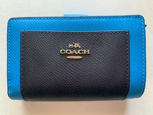 NWT Coach F53839 Colorblock Crossgrain Leather Medium Corner Zip Wallet Azure/Mu - Imagen 1 de 6