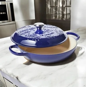 Le Creuset Olive Branch Collection Signature Iron Braiser 3,5 qt azul índigo NUEVO - Imagen 1 de 7