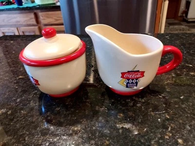 COCA COLA CERÁMICA Crema y Azúcar Set 3 Piezas Nuevo en Caja Drive Thru Pattern Foto 1 de 4