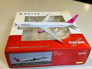 Herpa Delta Air Lines Boeing 767-400ER Breast Cancer 1:400 Scale Diecast - Picture 1 of 3