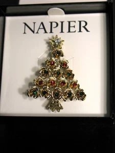 NAPIER CHRISTBAUM ANSTECKNADEL BROSCHE MIT ROTEN & GRÜNEN FARBIGEN STEINEN NEU IM KARTON - Bild 1 von 3
