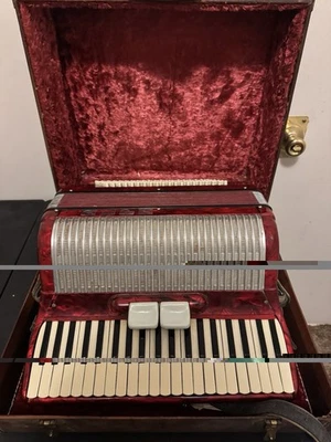 Acordeón vintage con estuche y libros de música Foto 1 de 4