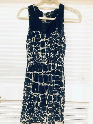 Vestido feminino Akiko de seda estampa animal tamanho XS sem mangas em excelente estado usado - Imagem 1 de 4