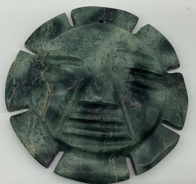 Piedra de jade verde tallada Escultura de sol inca tallada a mano México? Colgado en la pared Foto 1 de 4