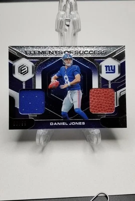 Camiseta Daniel Jones - 2019 Elements Of Success relíquia dupla #ES-3 SN 08/99 # correspondência - Imagem 1 de 4