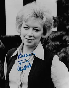SELTENES 10" x 8" SIGNIERTES FOTO (COA) JUNE WHITFIELD "TERRY AND JUNE" POSE - ATEMBERAUBEND - Bild 1 von 1