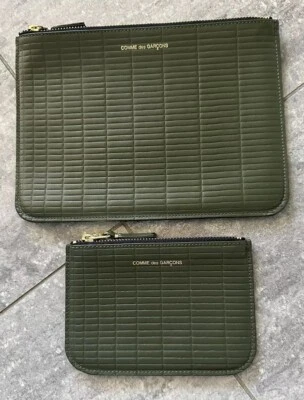 JUEGO DE 2 PIEZAS - Nuevo COMME DES GARCONS LADRILLO EN RELIEVE EJÉRCITO CAQUI VERDE Bolsa y Cartera Foto 1 de 4