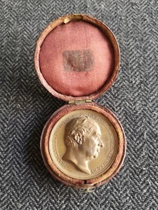 MÉDAILLE SOCIÉTÉ DE LA MORALE CHRÉTIENNE 1829 AVEC ÉCRIN - BARRÉ ROCHEFOUCAULD - Picture 1 of 7