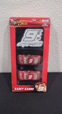 Nuevo conjunto de 2 autos Winners Circle Kasey Kahne Budweiser 2008 escala 1:64  Foto 1 de 3
