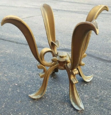 Antiga base de mesa de metal figurativa inspirada floral pátio sem vidro entrega local  - Imagem 1 de 4