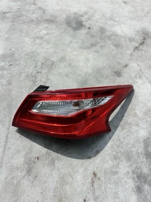 Luz trasera lateral exterior pasajero derecho Nissan Altima 2016-2018 949 822 Foto 1 de 4