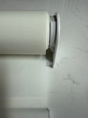 全新路创铁人三项电动滚轮灯罩 - 73 1/8 英寸宽 x 65 英寸高 - 白色面料 — 第 1/4 张图片