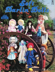 Libro vestiti bambola "Soft Darlin' Dolls" e SP-38 con motivi ©1983 panno INUTILIZZATO - Foto 1 di 2