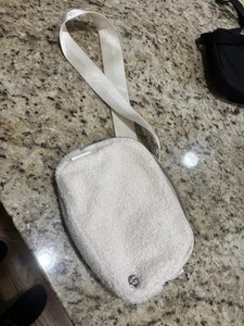 Lululemon Everywhere Gürteltasche Sherpa Fleece Ivory Crossbody Handtasche Fuzzy - Bild 1 von 4
