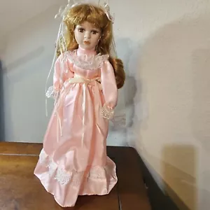 Muñeca porcelana 16 pulgadas con soporte marca desconocida sin caja usada marrón rojizo - Imagen 1 de 6