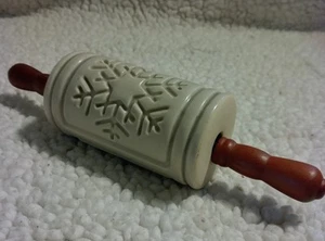 Rodillo de cerámica navideña de colección asas de madera en relieve copos de nieve... - Imagen 1 de 1