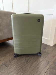 MONOS 27-Inch Medium Check-In Spinner Luggage GREEN - Picture 1 of 4