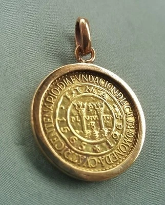 1965 PERU 1/2 SOL DE ORO COMMEMORATIVE COIN PENDANT W/ GOLDTONE CHAIN. - Image 1 of 4