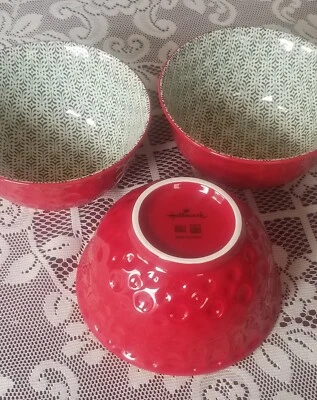 3 tigelas vermelhas Hallmark Holiday com padrão de floco de neve geométrico verde 5 x 3 - Imagem 1 de 4