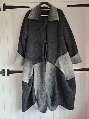 Stunning Sarah Santos grey/black wool oversize balloon lagenlook coat 16/18/ - Image 1 of 4