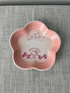 Plato de postre platillo de té con forma floral Le Creuset Hello Kitty nuevo - Imagen 1 de 2