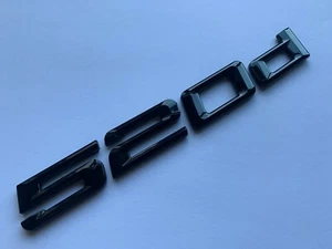 GLOSS BLACK 520D BADGE REAR BOOT TRUNK FOR REAR OF CAR FITS BMW 5 SERIES MODELS - Afbeelding 1 van 1