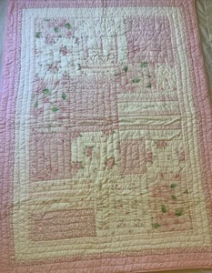 Pottery Barn Kinder Steppdecke 51 x 37 Zoll rosa Blumen wendbar 100 % Baumwolle - Bild 1 von 12