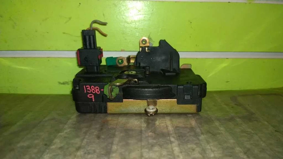 01 SATURN SERIE L L300 PASAJERO DERECHO PUERTA DELANTERA CERRADURA PESTILLO ACTUADOR 1388-9 Foto 1 de 2