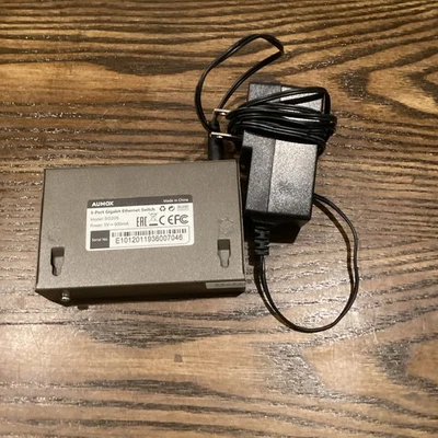 Aumox Gigabit Ethernet Switch model SG205 5 Port  For Gaming & Video Streaming - Image 1 of 4