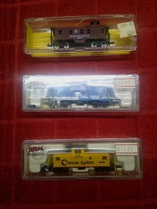 ATLAS N Scale cabooses Chessie 30231 EV Conrail 30241 EV & PRR 3583 Lot Of 3 NIB - Picture 1 of 8