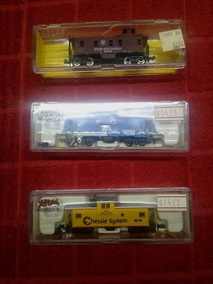 ATLAS N Scale cabooses Chessie 30231 EV Conrail 30241 EV & PRR 3583 Lot Of 3 NIB - Image 1 of 4