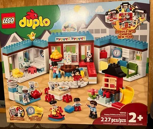 DUPLO: Happy Childhood Moments (10943) 2 en 1 (Kindergarten, Año Nuevo Chino) - Imagen 1 de 4