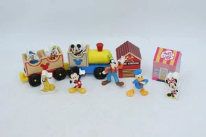Disney Mickey Mouse Melissa & Doug 12tlg Holzeisenbahn Set Figuren Gebäude etc. - Bild 1 von 9