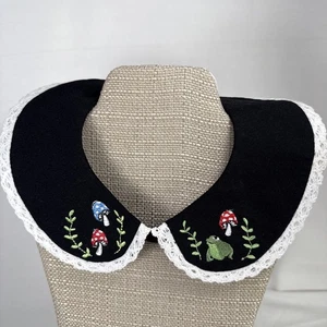 Bestickter Kragen abnehmbar verstellbar, Spitzenrand Cottagecore Pilz Frosch - Bild 1 von 8