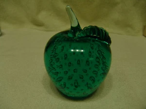 AUTHENTIC WHEATON VILLAGE HAND BLOWN ARTGLASS PAPERWEIGHT GREEN APPLE - Picture 1 of 5