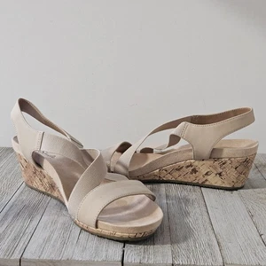 Größe 11W Life Stride Soft System Flex Kork Keilabsatz Sandalen taupe beige Stoff mit - Bild 1 von 24