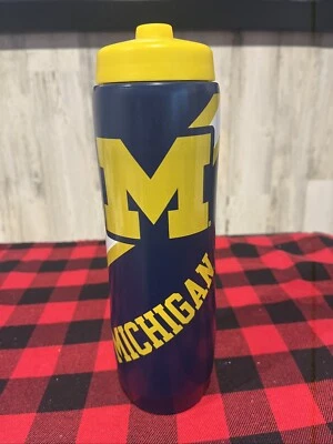 Botella de agua exprimida NCAA Michigan Wolverines.  Libre de BPA tiene 32 onzas Big Ten Foto 1 de 2