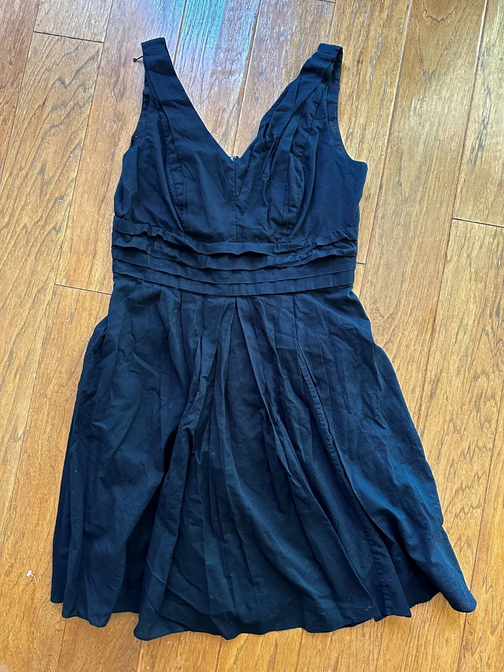 VESTIDO SIN MANGAS WHITE HOUSE BLACK MARKET WHBM TALLA 12 NEGRO AJUSTADO Y ACAMPANADO ¡CALIDAD EN MUY BUENA CONDICIÓN! Foto 1 de 4