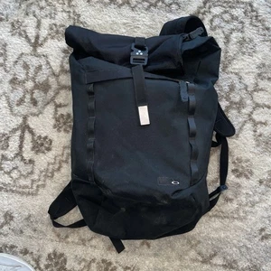 Oakley 92968 Voyage 23L Liter Nylon Roll-Top Rucksack schwarz Reißverschlusstasche - Bild 1 von 6