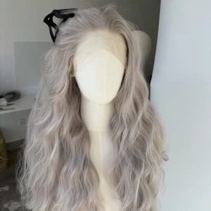 Kunsthaar Kleberfreie Lace-Frontal-Perücken Silber Grau Long Wavy Für Party - Bild 1 von 8