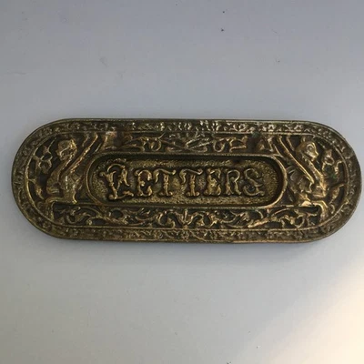Ranura de correo de carta con diseño de grifo ornamentado de latón fundido vintage Foto 1 de 4