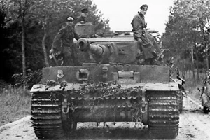 WW2 - Villers Bocage Eté 44 - Char Tigre E 2ème Cie  Panzer Abteilung 101 - Picture 1 of 1