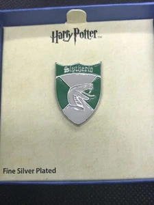 Prendedor escudo casa Harry Potter Slytherin (plateado fino/esmalte) ¡Nuevo en caja! - Imagen 1 de 4