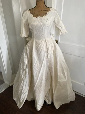 Vestido de noiva vintage anos 50 off white tafetá floral margarida com arco e saia de tule - Imagem 1 de 4