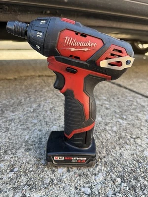 This is a Milwaukee M12 cordless screwdriver. Model: Milwaukee M12 1/4" Hex - Image 1 of 4