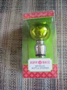 Neu Twos Company Have A Ball grünes Glas metallic Flasche Weinstopfen Neu in Verpackung - Bild 1 von 5